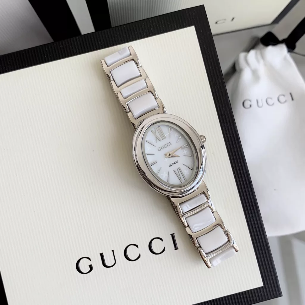 Gucci (Gucci, 20Ss new, women's model, oval design line sense of beauty to cry.Size: dial diameter 31MM (medium size for all girls).Face: exquisite shell dial.Movement: imported Japanese quartz movement.Strap: 316 steel with precision ceramic strap.Clasp: butterfly double push button.Mirror: high-density mineral glass, scratch-resistant and drop-resistant.Water resistant to 50m, Roman pattern design adds to the design.All 8 colours: (aperture white case white, aperture white case black, aperture gold case white, aperture gold case black, aperture white case white, aperture white case black, aperture white case black, aperture white case black, aperture gold case white, aperture gold case black)