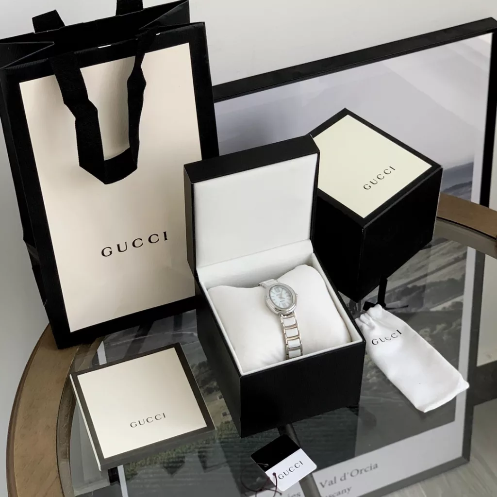 Gucci (Gucci, 20Ss new, women's model, oval design line sense of beauty to cry.Size: dial diameter 31MM (medium size for all girls).Face: exquisite shell dial.Movement: imported Japanese quartz movement.Strap: 316 steel with precision ceramic strap.Clasp: butterfly double push button.Mirror: high-density mineral glass, scratch-resistant and drop-resistant.Water resistant to 50m, Roman pattern design adds to the design.All 8 colours: (aperture white case white, aperture white case black, aperture gold case white, aperture gold case black, aperture white case white, aperture white case black, aperture white case black, aperture white case black, aperture gold case white, aperture gold case black)