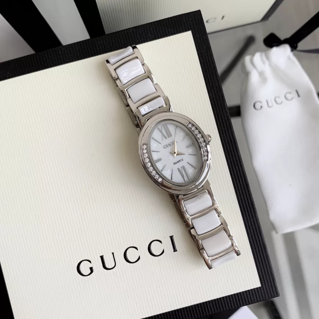 Gucci (Gucci, 20Ss new, women's model, oval design line sense of beauty to cry.Size: dial diameter 31MM (medium size for all girls).Face: exquisite shell dial.Movement: imported Japanese quartz movement.Strap: 316 steel with precision ceramic strap.Clasp: butterfly double push button.Mirror: high-density mineral glass, scratch-resistant and drop-resistant.Water resistant to 50m, Roman pattern design adds to the design.All 8 colours: (aperture white case white, aperture white case black, aperture gold case white, aperture gold case black, aperture white case white, aperture white case black, aperture white case black, aperture white case black, aperture gold case white, aperture gold case black)