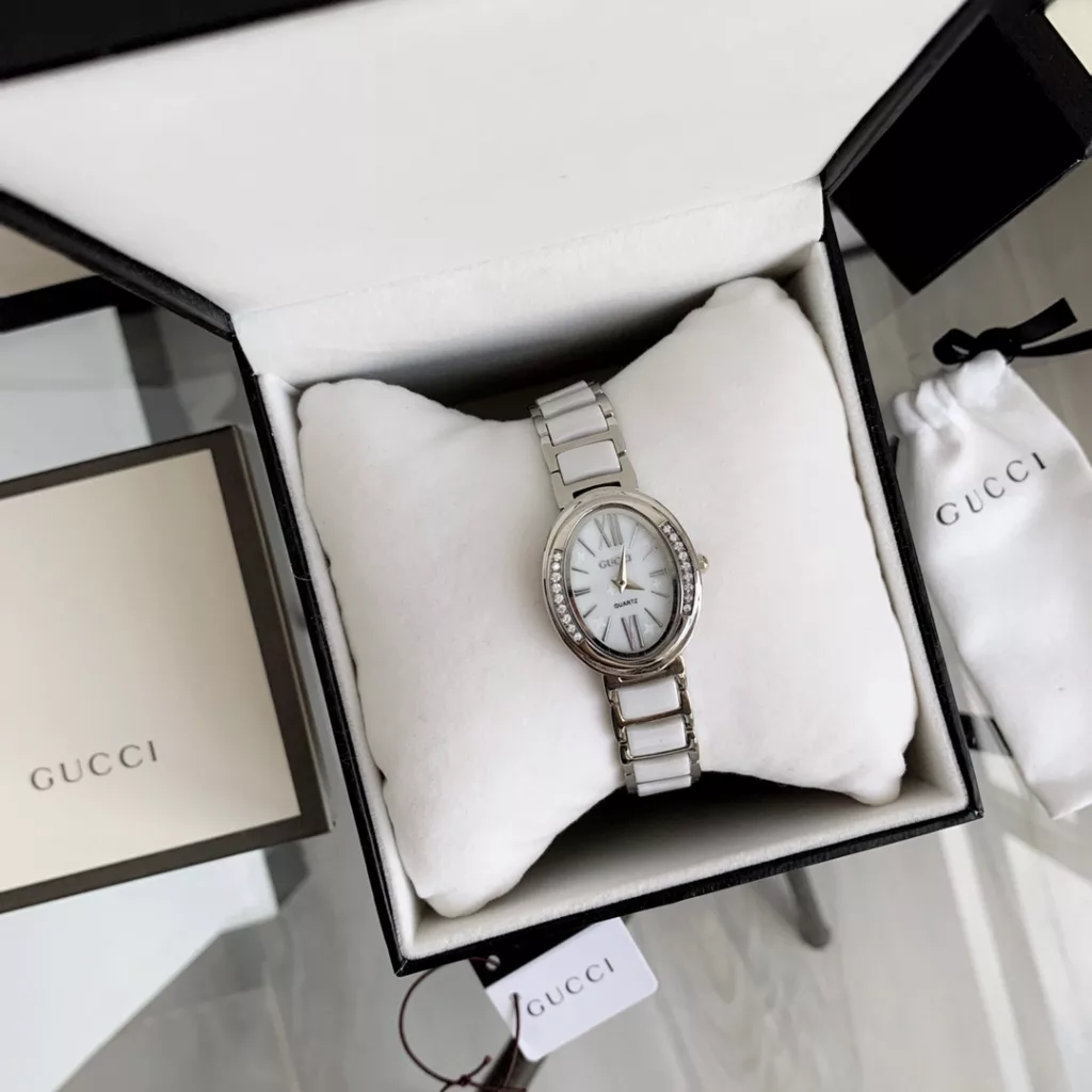 Gucci (Gucci, 20Ss new, women's model, oval design line sense of beauty to cry.Size: dial diameter 31MM (medium size for all girls).Face: exquisite shell dial.Movement: imported Japanese quartz movement.Strap: 316 steel with precision ceramic strap.Clasp: butterfly double push button.Mirror: high-density mineral glass, scratch-resistant and drop-resistant.Water resistant to 50m, Roman pattern design adds to the design.All 8 colours: (aperture white case white, aperture white case black, aperture gold case white, aperture gold case black, aperture white case white, aperture white case black, aperture white case black, aperture white case black, aperture gold case white, aperture gold case black)