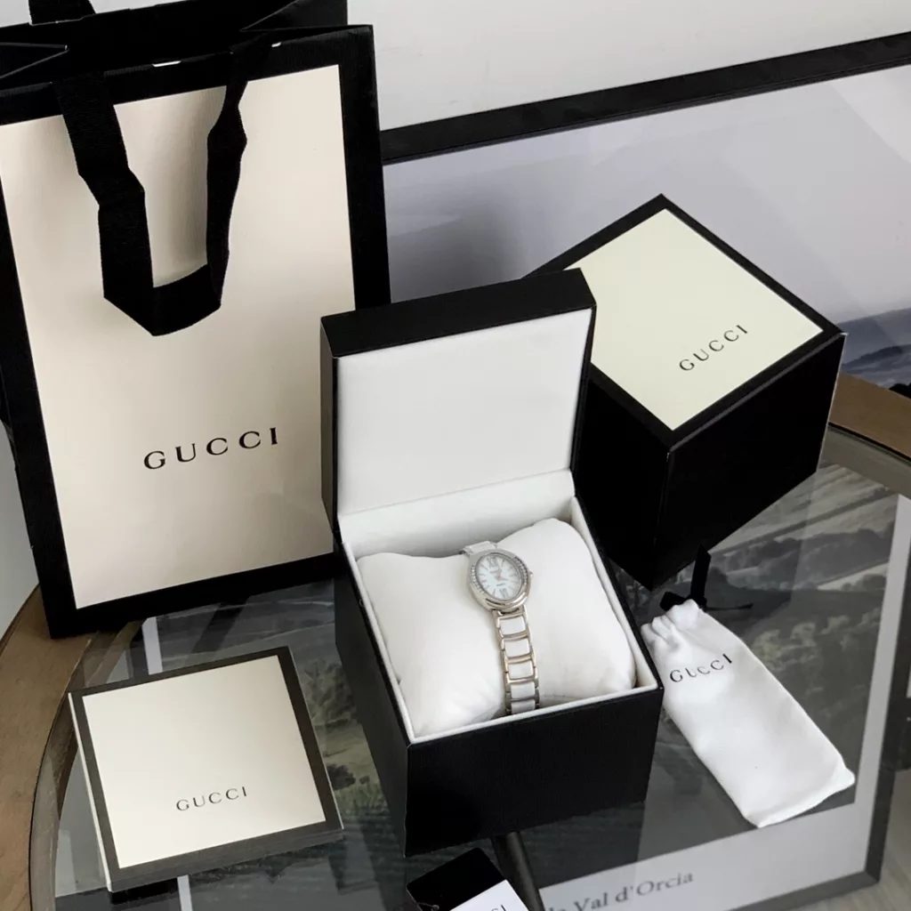 Gucci (Gucci, 20Ss new, women's model, oval design line sense of beauty to cry.Size: dial diameter 31MM (medium size for all girls).Face: exquisite shell dial.Movement: imported Japanese quartz movement.Strap: 316 steel with precision ceramic strap.Clasp: butterfly double push button.Mirror: high-density mineral glass, scratch-resistant and drop-resistant.Water resistant to 50m, Roman pattern design adds to the design.All 8 colours: (aperture white case white, aperture white case black, aperture gold case white, aperture gold case black, aperture white case white, aperture white case black, aperture white case black, aperture white case black, aperture gold case white, aperture gold case black)