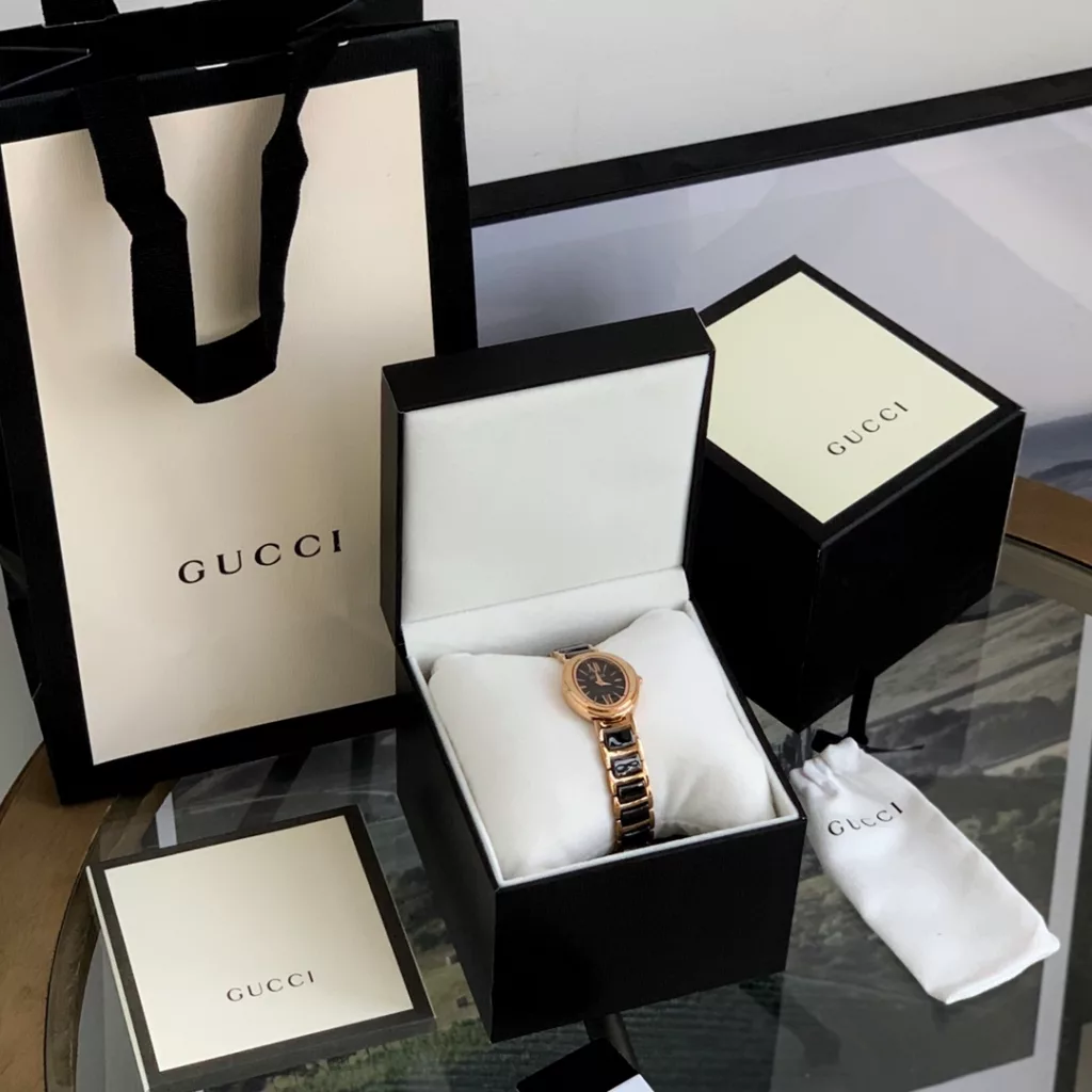 Gucci (Gucci, 20Ss new, women's model, oval design line sense of beauty to cry.Size: dial diameter 31MM (medium size for all girls).Face: exquisite shell dial.Movement: imported Japanese quartz movement.Strap: 316 steel with precision ceramic strap.Clasp: butterfly double push button.Mirror: high-density mineral glass, scratch-resistant and drop-resistant.Water resistant to 50m, Roman pattern design adds to the design.All 8 colours: (aperture white case white, aperture white case black, aperture gold case white, aperture gold case black, aperture white case white, aperture white case black, aperture white case black, aperture white case black, aperture gold case white, aperture gold case black)