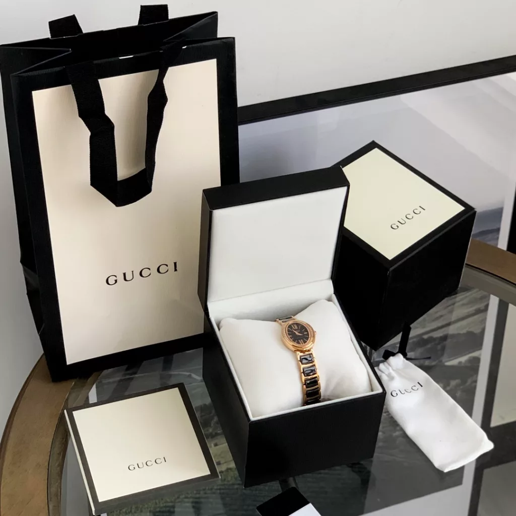 Gucci (Gucci, 20Ss new, women's model, oval design line sense of beauty to cry.Size: dial diameter 31MM (medium size for all girls).Face: exquisite shell dial.Movement: imported Japanese quartz movement.Strap: 316 steel with precision ceramic strap.Clasp: butterfly double push button.Mirror: high-density mineral glass, scratch-resistant and drop-resistant.Water resistant to 50m, Roman pattern design adds to the design.All 8 colours: (aperture white case white, aperture white case black, aperture gold case white, aperture gold case black, aperture white case white, aperture white case black, aperture white case black, aperture white case black, aperture gold case white, aperture gold case black)