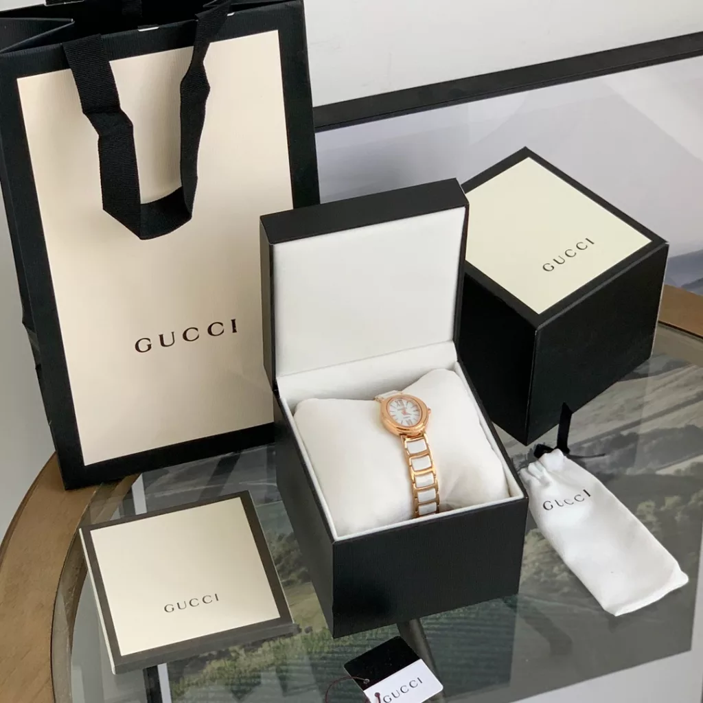 Gucci (Gucci, 20Ss new, women's model, oval design line sense of beauty to cry.Size: dial diameter 31MM (medium size for all girls).Face: exquisite shell dial.Movement: imported Japanese quartz movement.Strap: 316 steel with precision ceramic strap.Clasp: butterfly double push button.Mirror: high-density mineral glass, scratch-resistant and drop-resistant.Water resistant to 50m, Roman pattern design adds to the design.All 8 colours: (aperture white case white, aperture white case black, aperture gold case white, aperture gold case black, aperture white case white, aperture white case black, aperture white case black, aperture white case black, aperture gold case white, aperture gold case black)