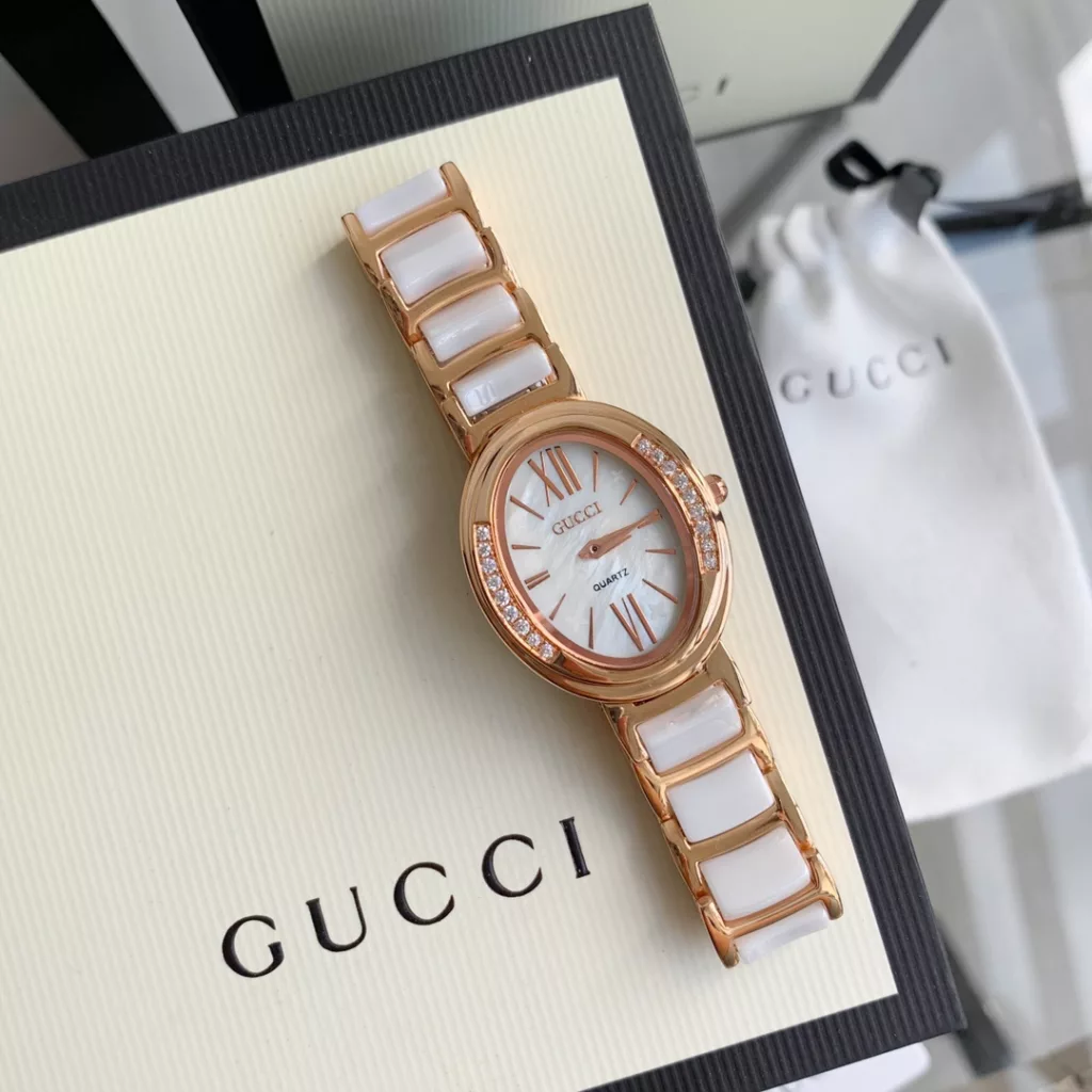 Gucci (Gucci, 20Ss new, women's model, oval design line sense of beauty to cry.Size: dial diameter 31MM (medium size for all girls).Face: exquisite shell dial.Movement: imported Japanese quartz movement.Strap: 316 steel with precision ceramic strap.Clasp: butterfly double push button.Mirror: high-density mineral glass, scratch-resistant and drop-resistant.Water resistant to 50m, Roman pattern design adds to the design.All 8 colours: (aperture white case white, aperture white case black, aperture gold case white, aperture gold case black, aperture white case white, aperture white case black, aperture white case black, aperture white case black, aperture gold case white, aperture gold case black)