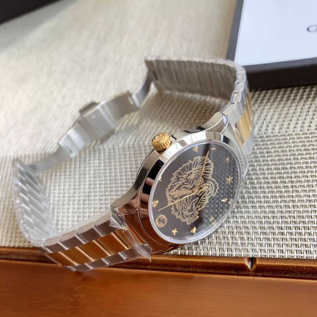 gucci Gucci G I Timeless watch, unisex quartz, 38mm, sapphire crystal, stainless steel case and strap, decorated with a silver tiger head motif, water-resistant to 50m, original box plus 30!