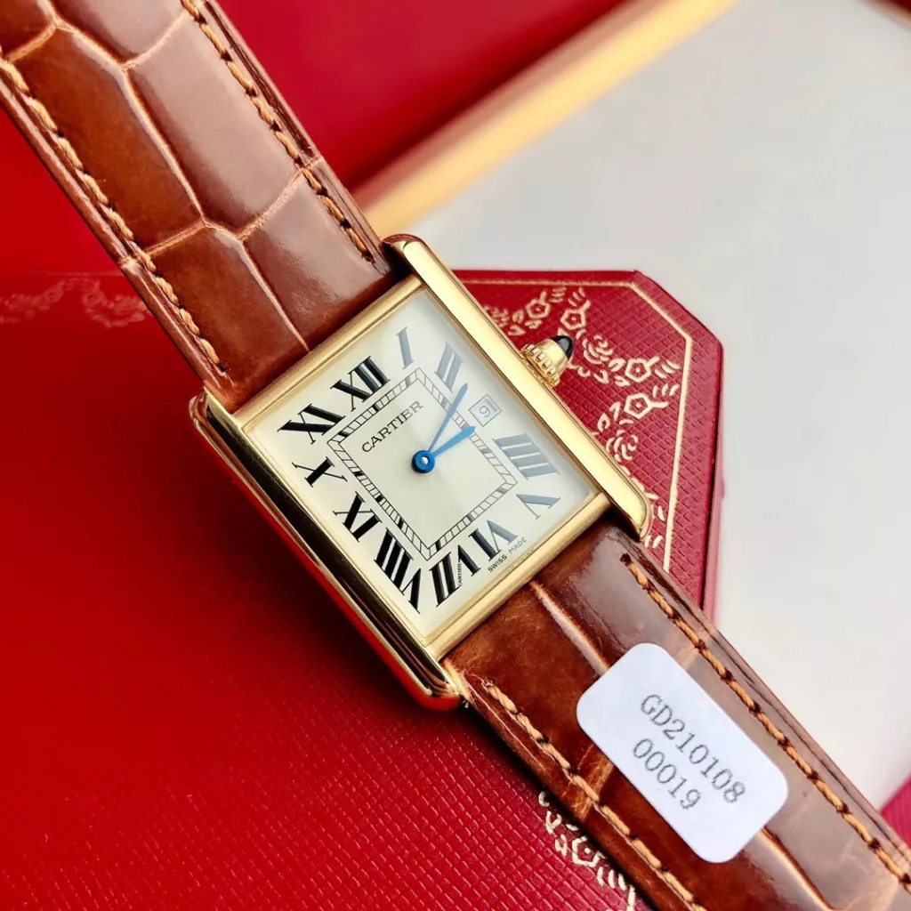 A masterpiece of the CARTIER-Tank watch family! Made in all precious metals (covered in gold), the case is more rounded and refined in its lines, with a Swiss quartz movement, new size: 33.7 x 25.5 mm This is just the right size and 6.35 mm thick. The most easily identifiable feature is the conical sapphire crown and the date display! The diamond-shaped glass, created by a special process, adds to the layered look. The dial features Roman numerals, an inner track that serves as a scale to identify the exact time, blued steel sword hands, and a domed crown set with a blue synthetic conical stone. Countless crosses to make the minutes count! Strap using imported crocodile leather are carefully selected leather colour pattern with the authentic a hair like life waterproof 30 meters does not affect the secondary sale can be returned with counter packaging shipments