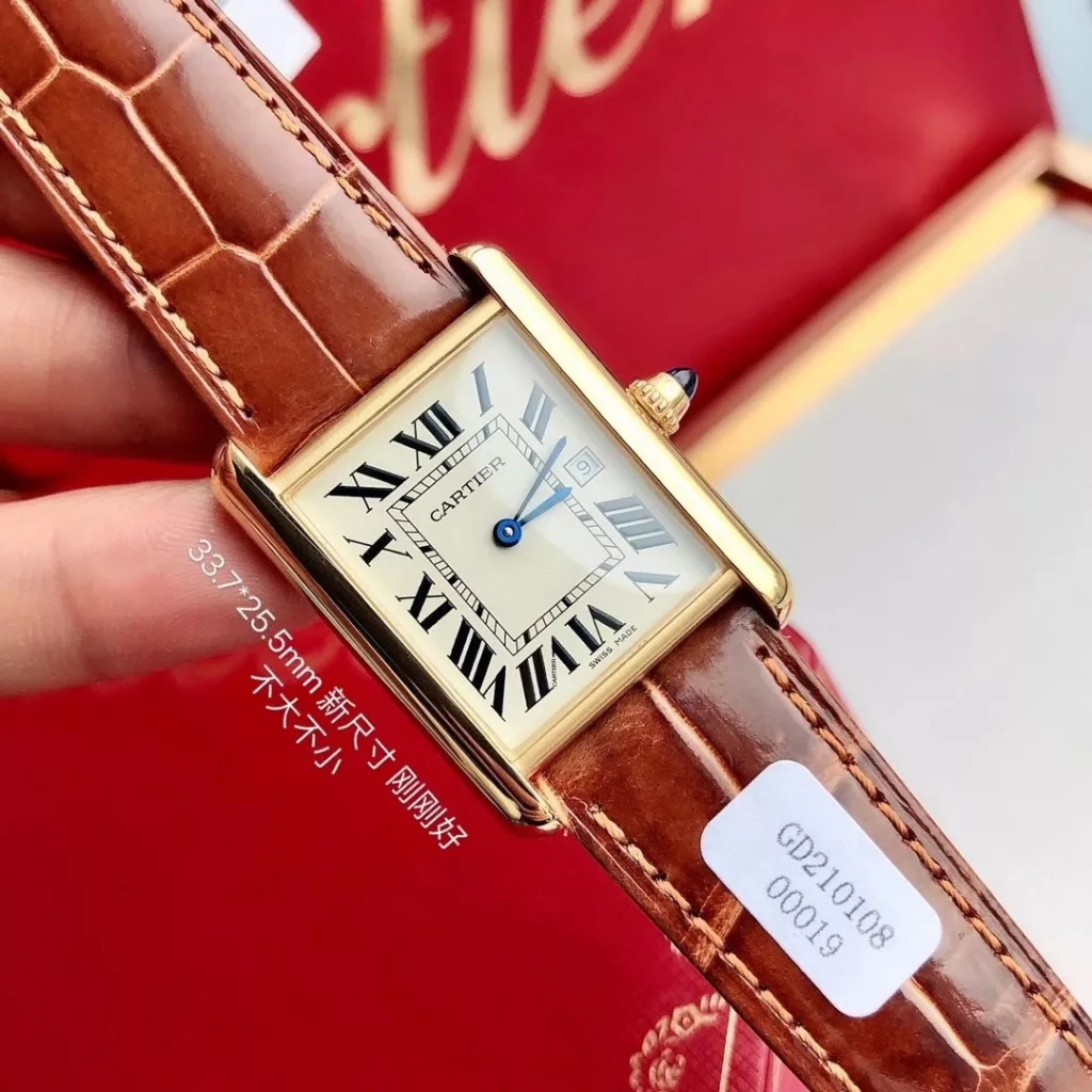 A masterpiece of the CARTIER-Tank watch family! Made in all precious metals (covered in gold), the case is more rounded and refined in its lines, with a Swiss quartz movement, new size: 33.7 x 25.5 mm This is just the right size and 6.35 mm thick. The most easily identifiable feature is the conical sapphire crown and the date display! The diamond-shaped glass, created by a special process, adds to the layered look. The dial features Roman numerals, an inner track that serves as a scale to identify the exact time, blued steel sword hands, and a domed crown set with a blue synthetic conical stone. Countless crosses to make the minutes count! Strap using imported crocodile leather are carefully selected leather colour pattern with the authentic a hair like life waterproof 30 meters does not affect the secondary sale can be returned with counter packaging shipments