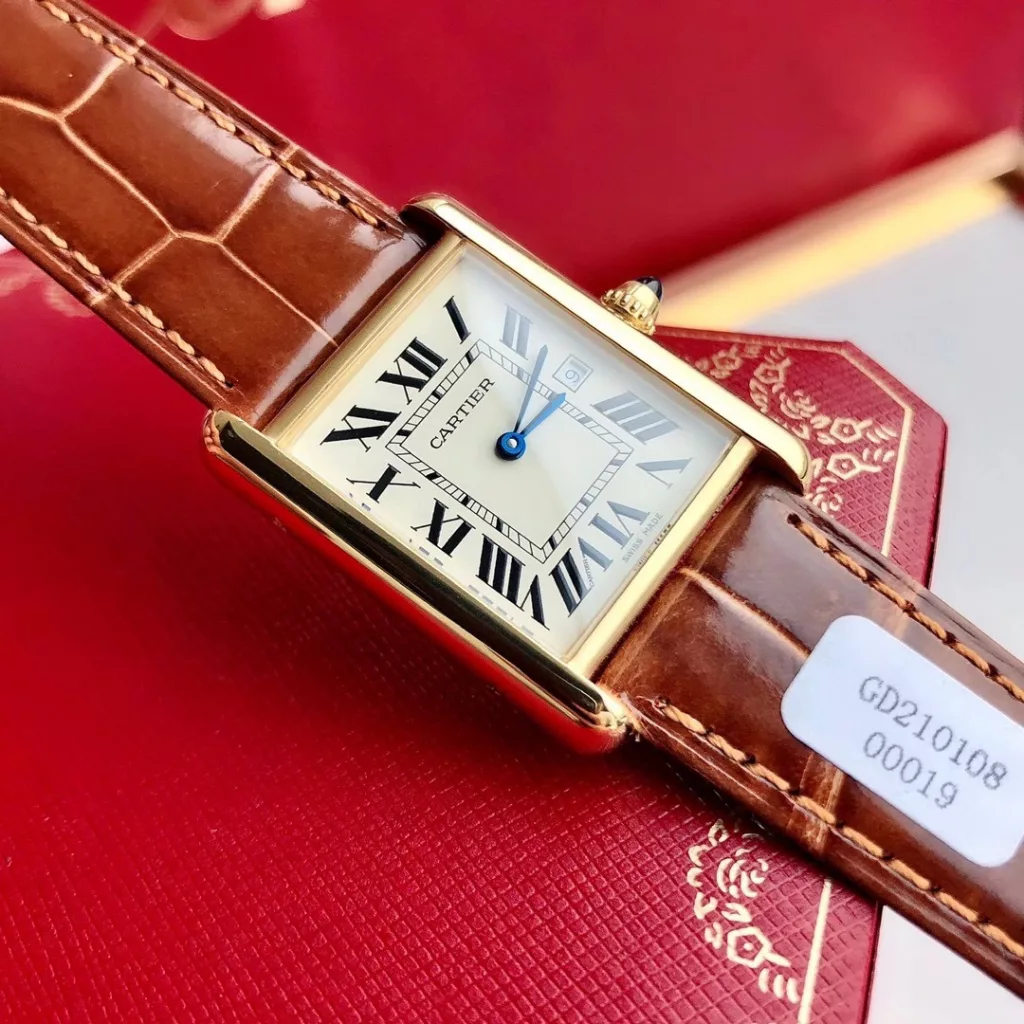 A masterpiece of the CARTIER-Tank watch family! Made in all precious metals (covered in gold), the case is more rounded and refined in its lines, with a Swiss quartz movement, new size: 33.7 x 25.5 mm This is just the right size and 6.35 mm thick. The most easily identifiable feature is the conical sapphire crown and the date display! The diamond-shaped glass, created by a special process, adds to the layered look. The dial features Roman numerals, an inner track that serves as a scale to identify the exact time, blued steel sword hands, and a domed crown set with a blue synthetic conical stone. Countless crosses to make the minutes count! Strap using imported crocodile leather are carefully selected leather colour pattern with the authentic a hair like life waterproof 30 meters does not affect the secondary sale can be returned with counter packaging shipments