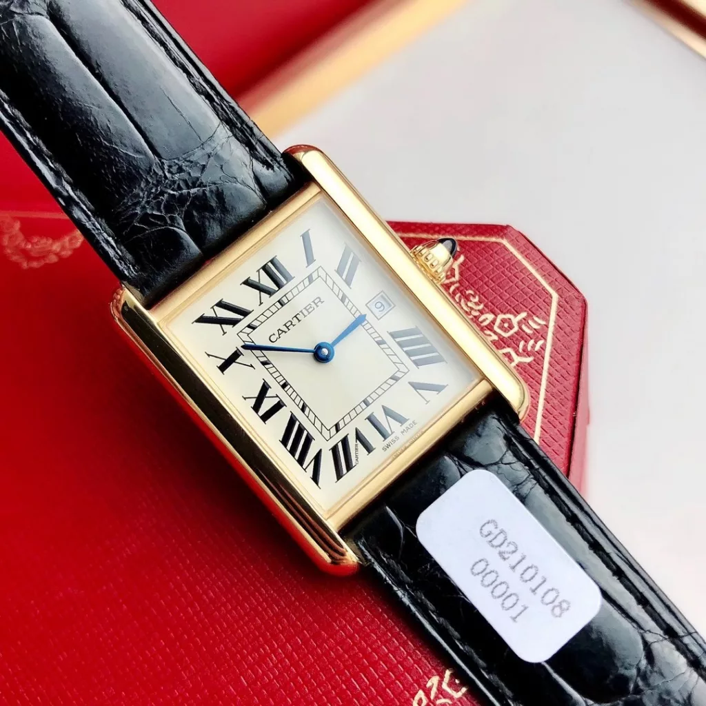 A masterpiece of the CARTIER-Tank watch family! Made in all precious metals (covered in gold), the case is more rounded and refined in its lines, with a Swiss quartz movement, new size: 33.7 x 25.5 mm This is just the right size and 6.35 mm thick. The most easily identifiable feature is the conical sapphire crown and the date display! The diamond-shaped glass, created by a special process, adds to the layered look. The dial features Roman numerals, an inner track that serves as a scale to identify the exact time, blued steel sword hands, and a domed crown set with a blue synthetic conical stone. Countless crosses to make the minutes count! Strap using imported crocodile leather are carefully selected leather colour pattern with the authentic a hair like life waterproof 30 meters does not affect the secondary sale can be returned with counter packaging shipments