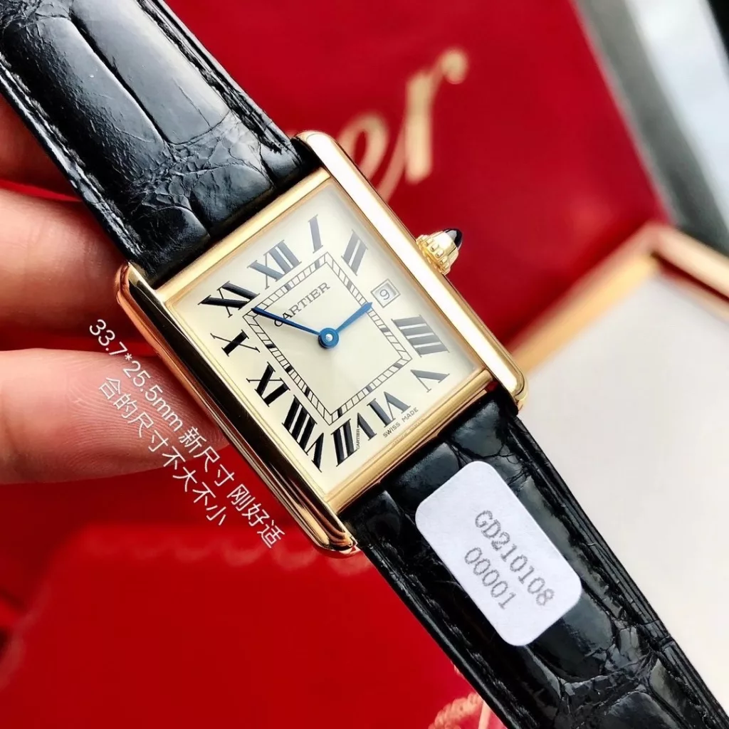 A masterpiece of the CARTIER-Tank watch family! Made in all precious metals (covered in gold), the case is more rounded and refined in its lines, with a Swiss quartz movement, new size: 33.7 x 25.5 mm This is just the right size and 6.35 mm thick. The most easily identifiable feature is the conical sapphire crown and the date display! The diamond-shaped glass, created by a special process, adds to the layered look. The dial features Roman numerals, an inner track that serves as a scale to identify the exact time, blued steel sword hands, and a domed crown set with a blue synthetic conical stone. Countless crosses to make the minutes count! Strap using imported crocodile leather are carefully selected leather colour pattern with the authentic a hair like life waterproof 30 meters does not affect the secondary sale can be returned with counter packaging shipments