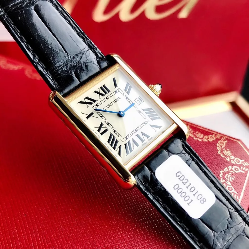 A masterpiece of the CARTIER-Tank watch family! Made in all precious metals (covered in gold), the case is more rounded and refined in its lines, with a Swiss quartz movement, new size: 33.7 x 25.5 mm This is just the right size and 6.35 mm thick. The most easily identifiable feature is the conical sapphire crown and the date display! The diamond-shaped glass, created by a special process, adds to the layered look. The dial features Roman numerals, an inner track that serves as a scale to identify the exact time, blued steel sword hands, and a domed crown set with a blue synthetic conical stone. Countless crosses to make the minutes count! Strap using imported crocodile leather are carefully selected leather colour pattern with the authentic a hair like life waterproof 30 meters does not affect the secondary sale can be returned with counter packaging shipments