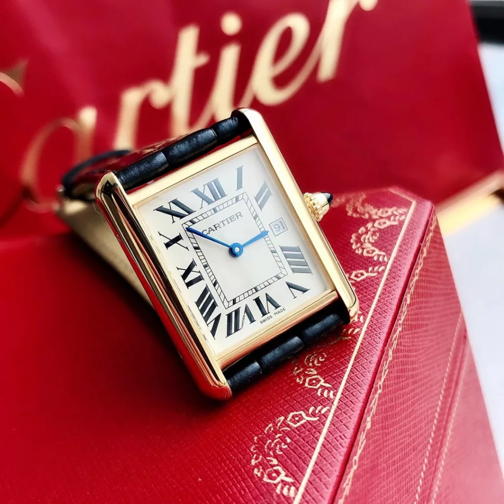 A masterpiece of the CARTIER-Tank watch family! Made in all precious metals (covered in gold), the case is more rounded and refined in its lines, with a Swiss quartz movement, new size: 33.7 x 25.5 mm This is just the right size and 6.35 mm thick. The most easily identifiable feature is the conical sapphire crown and the date display! The diamond-shaped glass, created by a special process, adds to the layered look. The dial features Roman numerals, an inner track that serves as a scale to identify the exact time, blued steel sword hands, and a domed crown set with a blue synthetic conical stone. Countless crosses to make the minutes count! Strap using imported crocodile leather are carefully selected leather colour pattern with the authentic a hair like life waterproof 30 meters does not affect the secondary sale can be returned with counter packaging shipments