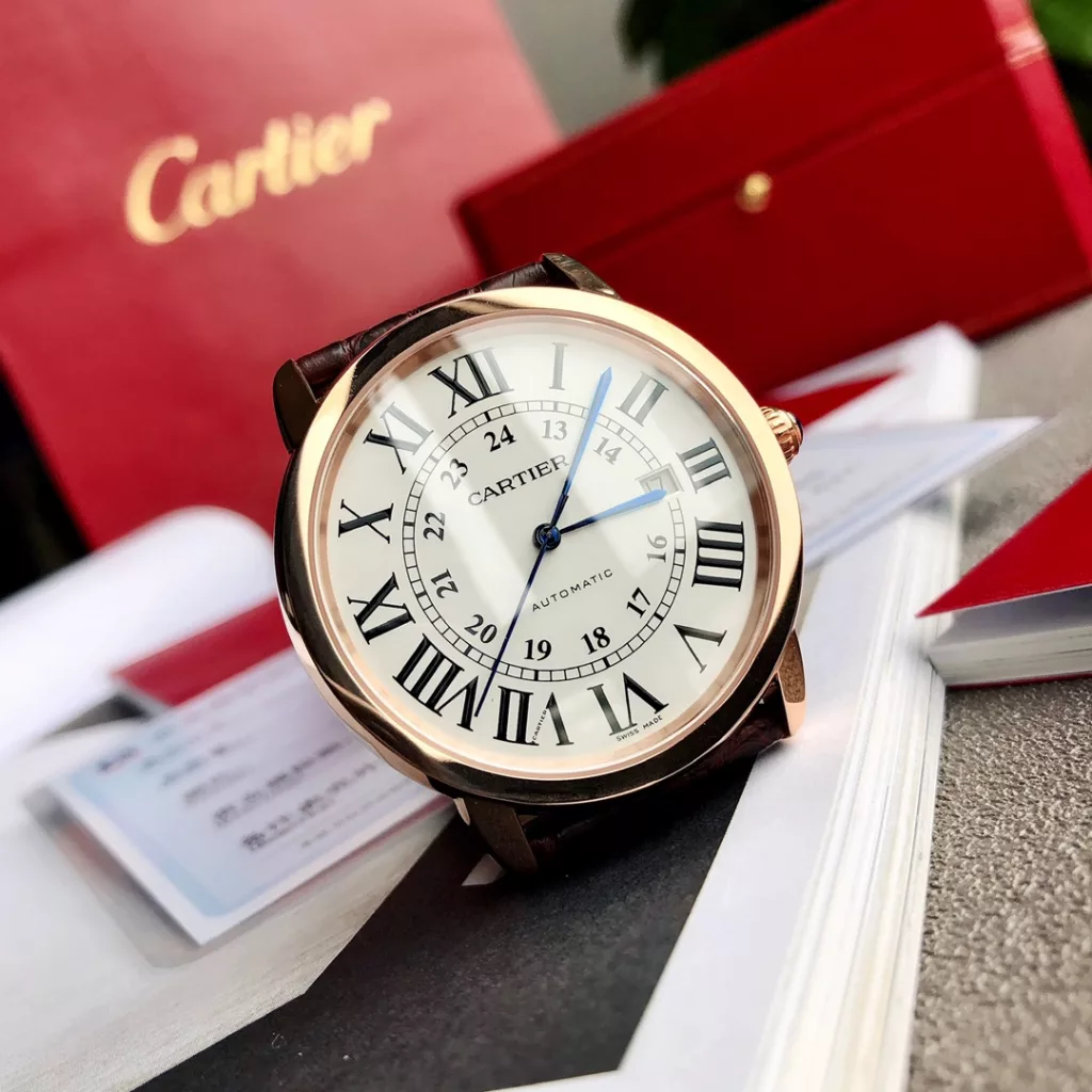 Cartier RONDE DE CARTIER London Series Mechanical Men's Watch 42mm 18K Nine Crowns Gold arrives with an 18k Nine Crowns Gold ➕ American Crocodile leather strap, the case is made of 18k Nine Crowns Gold and is 5un thick. The London SOLO is a unique alternative to the Blue Balloon for men. Also featuring Cartier's highly recognisable Roman hour-markers, sword-shaped burnished steel blue hands and a deep blue spinel crown, the simple large three hands with calendar function are both adequate for everyday use and unobtrusive. A closer look at the seemingly modest exterior reveals details such as the bottom finish of the calendar, the capsule shape of the crown, the overall mirror and the curvature of the sides, all of which are unobtrusive details that contribute to the overall luxury and durability of the watch, and they just keep getting better and better. The case is 42mm in diameter and 8.6mm thick.Take away