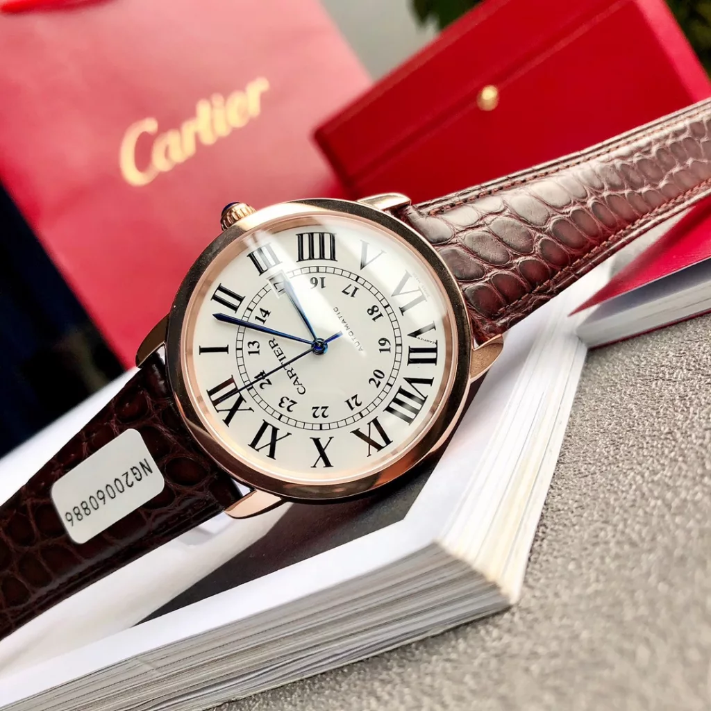 Cartier RONDE DE CARTIER London Series Mechanical Men's Watch 42mm 18K Nine Crowns Gold arrives with an 18k Nine Crowns Gold ➕ American Crocodile leather strap, the case is made of 18k Nine Crowns Gold and is 5un thick. The London SOLO is a unique alternative to the Blue Balloon for men. Also featuring Cartier's highly recognisable Roman hour-markers, sword-shaped burnished steel blue hands and a deep blue spinel crown, the simple large three hands with calendar function are both adequate for everyday use and unobtrusive. A closer look at the seemingly modest exterior reveals details such as the bottom finish of the calendar, the capsule shape of the crown, the overall mirror and the curvature of the sides, all of which are unobtrusive details that contribute to the overall luxury and durability of the watch, and they just keep getting better and better. The case is 42mm in diameter and 8.6mm thick.Take away