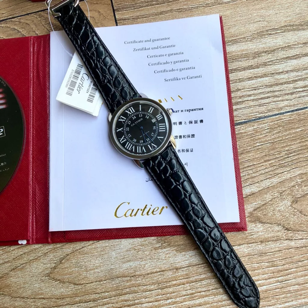 CARTIER Cartier London SOLO Collection for men, genuine open model, 2892 machine, size 42mm thickness 8.36 synchronized with the counter size, with real crocodile leather, sandblasted calendar, CNC deep processing of the inlay with the same genuine spinel stones, Mo-style hardness to nine. Transparent base, dense base optional.