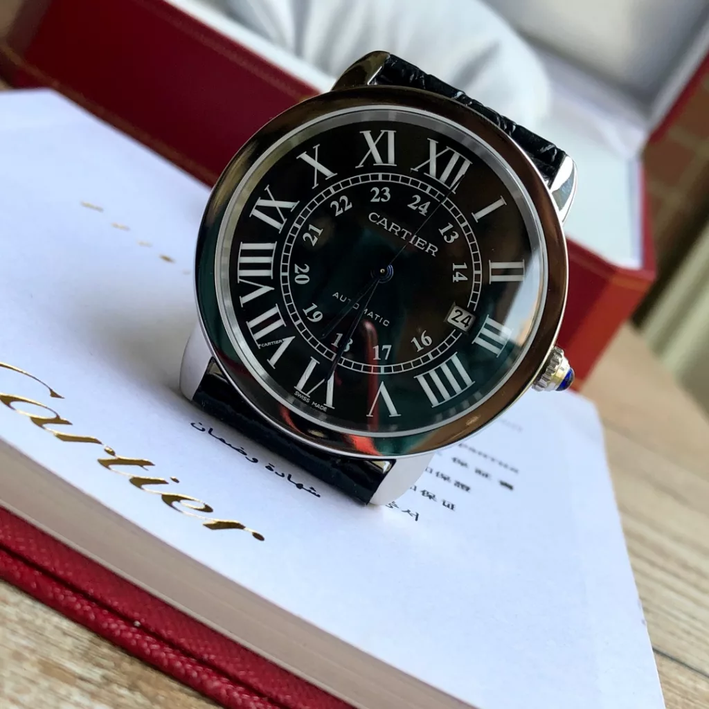 CARTIER Cartier London SOLO Collection for men, genuine open model, 2892 machine, size 42mm thickness 8.36 synchronized with the counter size, with real crocodile leather, sandblasted calendar, CNC deep processing of the inlay with the same genuine spinel stones, Mo-style hardness to nine. Transparent base, dense base optional.