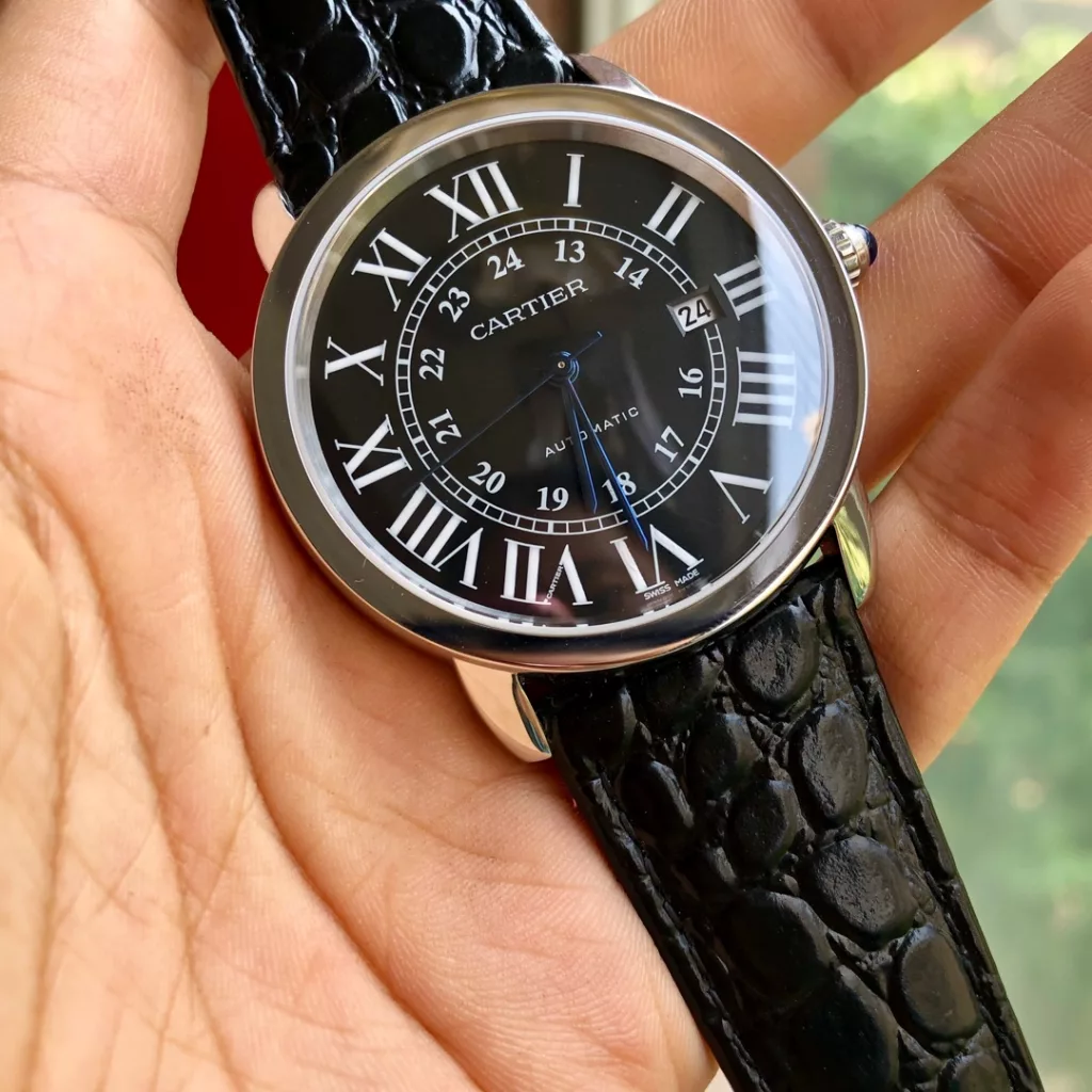 CARTIER Cartier London SOLO Collection for men, genuine open model, 2892 machine, size 42mm thickness 8.36 synchronized with the counter size, with real crocodile leather, sandblasted calendar, CNC deep processing of the inlay with the same genuine spinel stones, Mo-style hardness to nine. Transparent base, dense base optional.