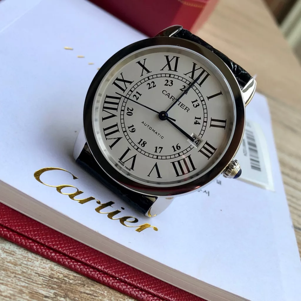 CARTIER Cartier London SOLO Collection for men, genuine open model, 2892 machine, size 42mm thickness 8.36 synchronized with the counter size, with real crocodile leather, sandblasted calendar, CNC deep processing of the inlay with the same genuine spinel stones, Mo-style hardness to nine. Transparent base, dense base optional.