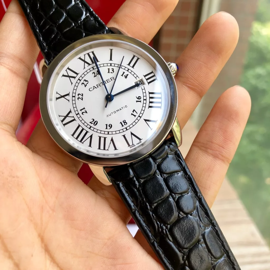 CARTIER Cartier London SOLO Collection for men, genuine open model, 2892 machine, size 42mm thickness 8.36 synchronized with the counter size, with real crocodile leather, sandblasted calendar, CNC deep processing of the inlay with the same genuine spinel stones, Mo-style hardness to nine. Transparent base, dense base optional.