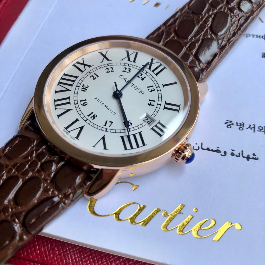 CARTIER Cartier London SOLO Collection for men, genuine open model, 2892 machine, size 42mm thickness 8.36 synchronized with the counter size, with real crocodile leather, sandblasted calendar, CNC deep processing of the inlay with the same genuine spinel stones, Mo-style hardness to nine. Transparent base, dense base optional.