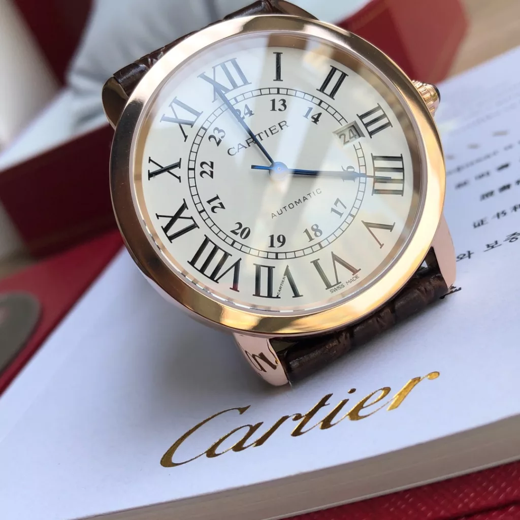 CARTIER Cartier London SOLO Collection for men, genuine open model, 2892 machine, size 42mm thickness 8.36 synchronized with the counter size, with real crocodile leather, sandblasted calendar, CNC deep processing of the inlay with the same genuine spinel stones, Mo-style hardness to nine. Transparent base, dense base optional.