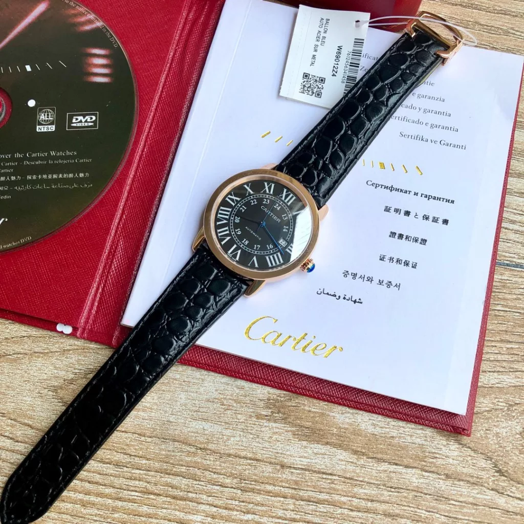 CARTIER Cartier London SOLO Collection for men, genuine open model, 2892 machine, size 42mm thickness 8.36 synchronized with the counter size, with real crocodile leather, sandblasted calendar, CNC deep processing of the inlay with the same genuine spinel stones, Mo-style hardness to nine. Transparent base, dense base optional.