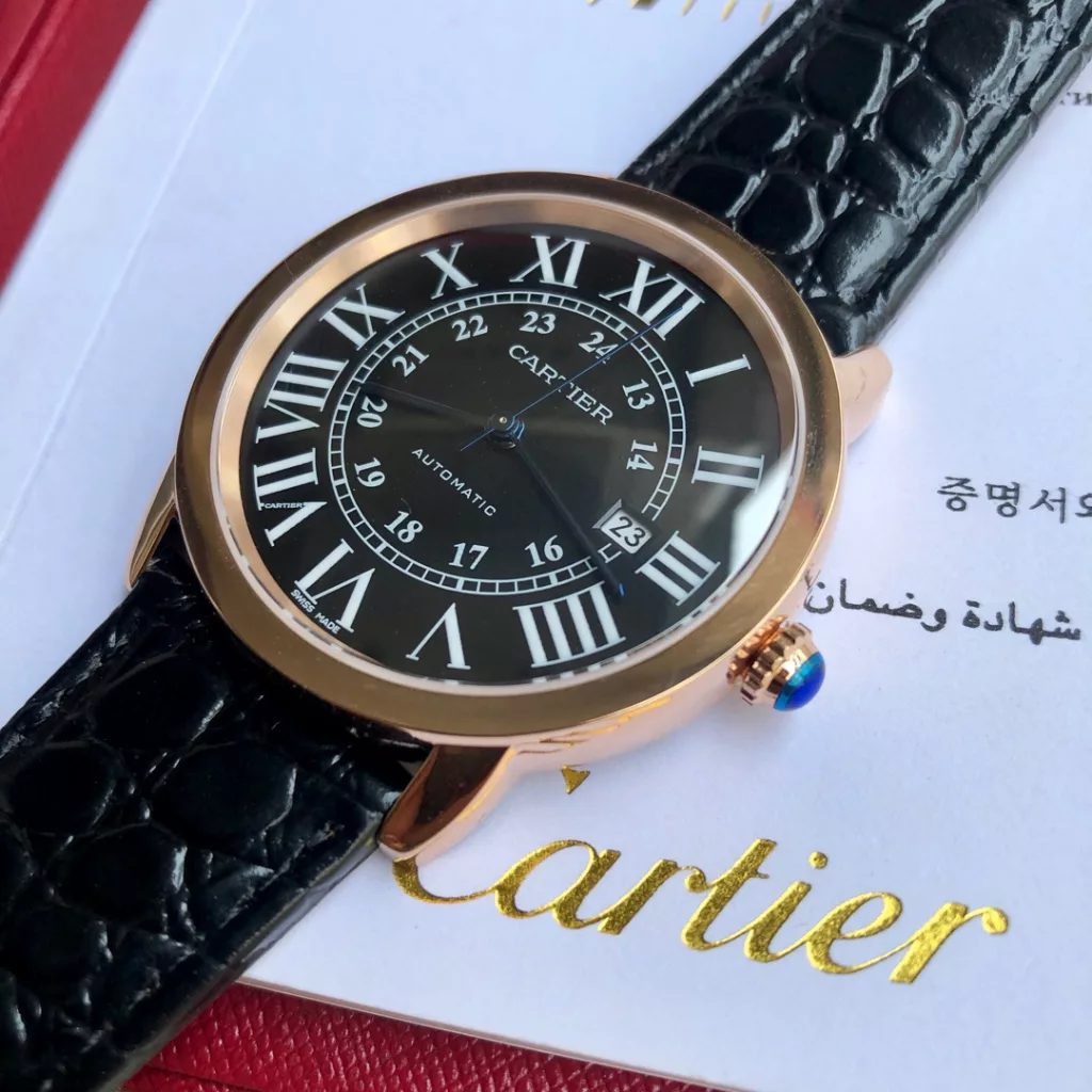 CARTIER Cartier London SOLO Collection for men, genuine open model, 2892 machine, size 42mm thickness 8.36 synchronized with the counter size, with real crocodile leather, sandblasted calendar, CNC deep processing of the inlay with the same genuine spinel stones, Mo-style hardness to nine. Transparent base, dense base optional.