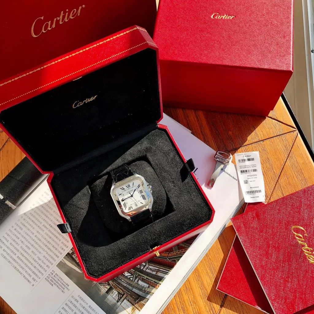 The Santos de Cartier is arguably the world's first real wristwatch and is now 100 years old. In 1904, Cartier introduced a watch that could be worn on the wrist and named it after its friend Santos, hence the origin of the Santos. At the time, the so-called 