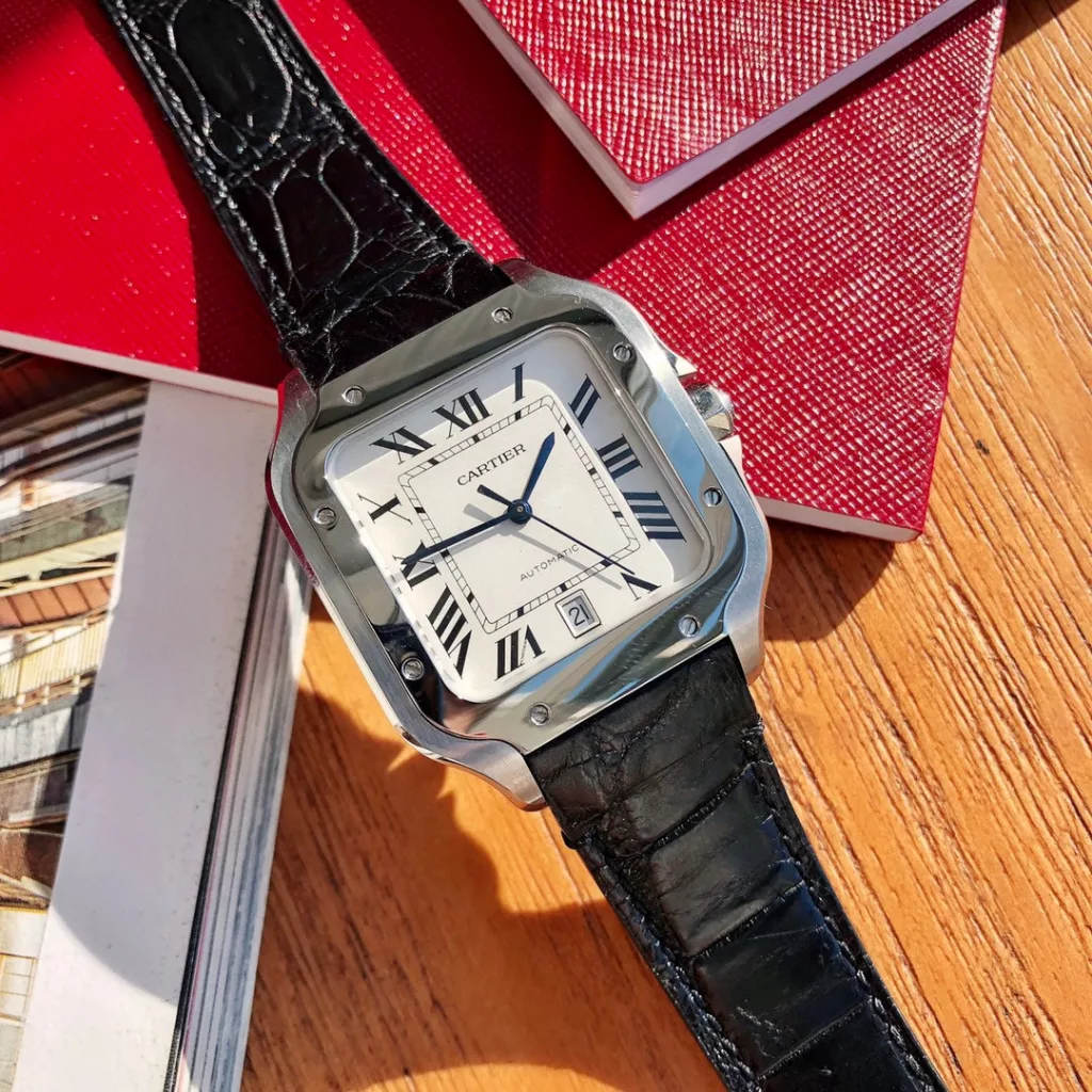 The Santos de Cartier is arguably the world's first real wristwatch and is now 100 years old. In 1904, Cartier introduced a watch that could be worn on the wrist and named it after its friend Santos, hence the origin of the Santos. At the time, the so-called 