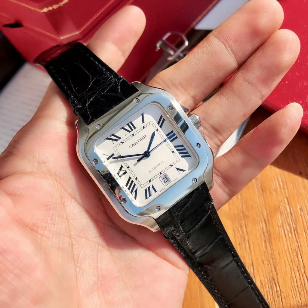 The Santos de Cartier is arguably the world's first real wristwatch and is now 100 years old. In 1904, Cartier introduced a watch that could be worn on the wrist and named it after its friend Santos, hence the origin of the Santos. At the time, the so-called 