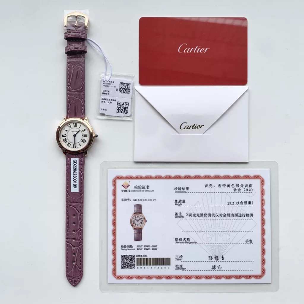 Cartier Cartier RondeLouis quartz rose gold crocodile leather strap watch 2022 Cartier London new collection new launch, top original quality! Dial diameter: 29mm Thickness: 7.54mm, life waterproof to a depth of 3 bar (approx. 30m) 18K gold version, one watch, one certificate. Warranty card three codes consistent with the original quartz movement Cartier 157, time accurate. The strap is made of imported American crocodile leather with original pin buckle. It is comfortable to wear and has a great texture! The London collection, among Cartier's many collections, has a rounded shape with Roman numerals, sword-shaped blued steel hands, a cabochon crown and an orbital minute circle, interpreting Cartier's classic timepiece aesthetic. Last but not least, this is a first-class product, regardless of the workmanship and material details, not market currency. If you are not satisfied, you can return or exchange it! Four colours in stock, with full packaging