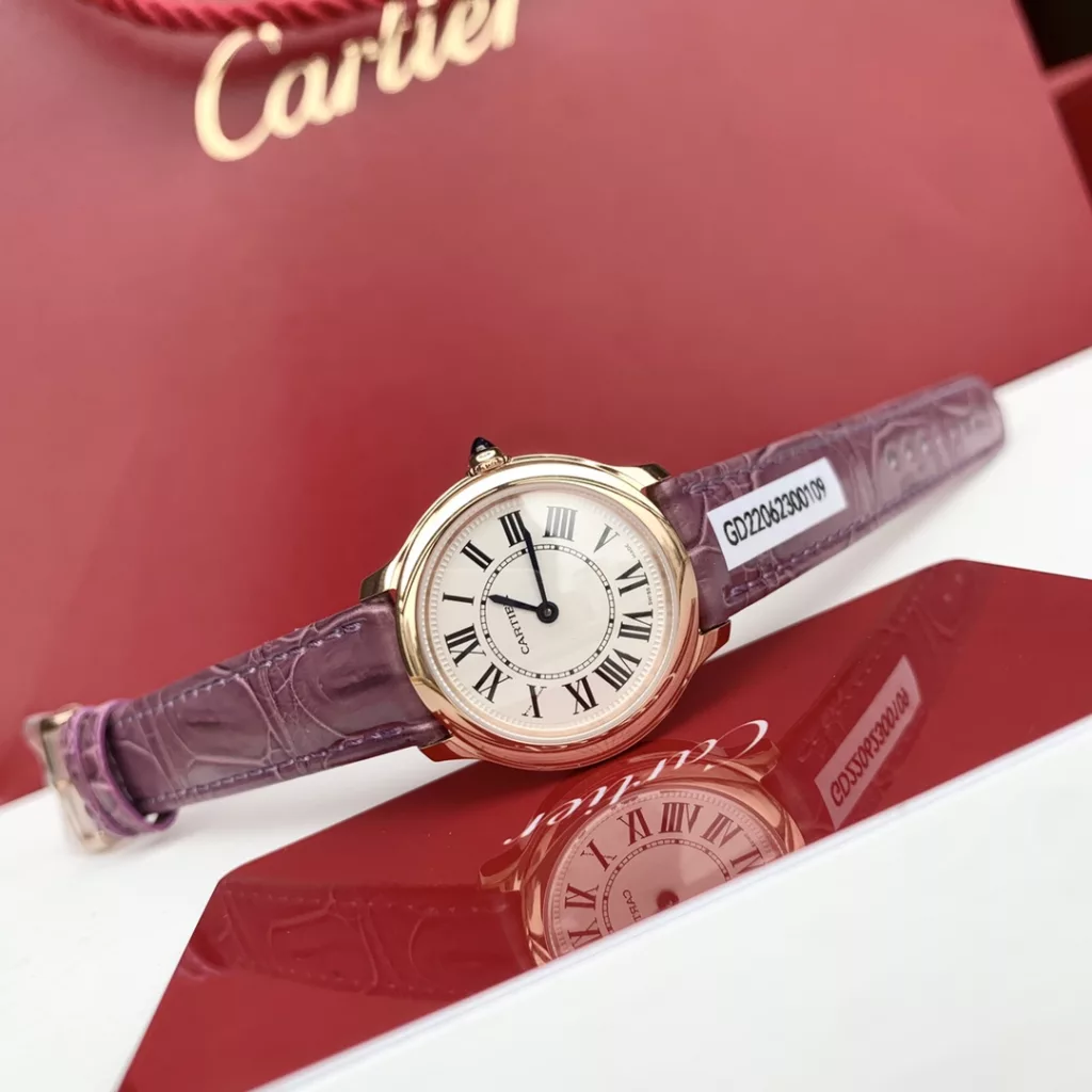 Cartier Cartier RondeLouis quartz rose gold crocodile leather strap watch 2022 Cartier London new collection new launch, top original quality! Dial diameter: 29mm Thickness: 7.54mm, life waterproof to a depth of 3 bar (approx. 30m) 18K gold version, one watch, one certificate. Warranty card three codes consistent with the original quartz movement Cartier 157, time accurate. The strap is made of imported American crocodile leather with original pin buckle. It is comfortable to wear and has a great texture! The London collection, among Cartier's many collections, has a rounded shape with Roman numerals, sword-shaped blued steel hands, a cabochon crown and an orbital minute circle, interpreting Cartier's classic timepiece aesthetic. Last but not least, this is a first-class product, regardless of the workmanship and material details, not market currency. If you are not satisfied, you can return or exchange it! Four colours in stock, with full packaging