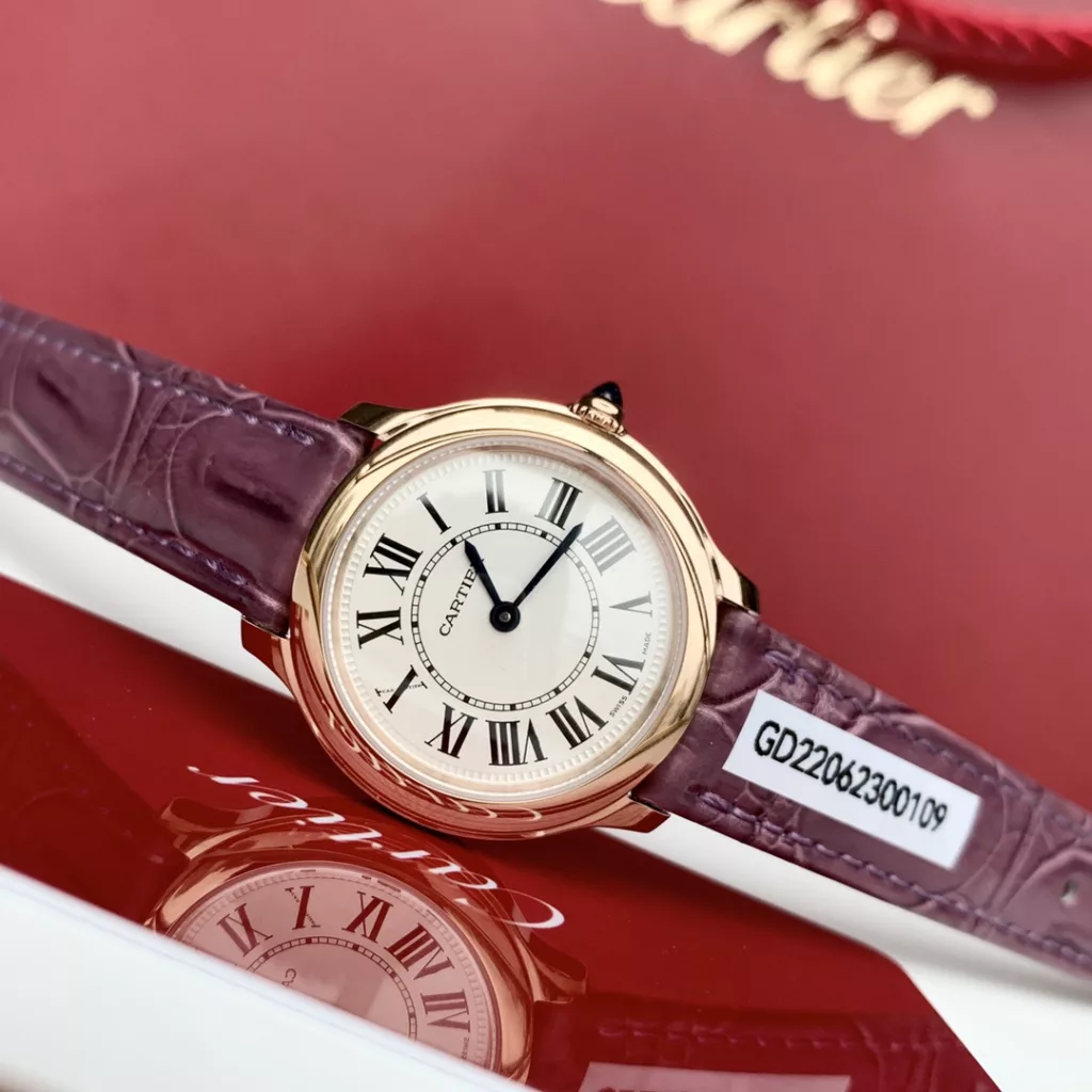 Cartier Cartier RondeLouis quartz rose gold crocodile leather strap watch 2022 Cartier London new collection new launch, top original quality! Dial diameter: 29mm Thickness: 7.54mm, life waterproof to a depth of 3 bar (approx. 30m) 18K gold version, one watch, one certificate. Warranty card three codes consistent with the original quartz movement Cartier 157, time accurate. The strap is made of imported American crocodile leather with original pin buckle. It is comfortable to wear and has a great texture! The London collection, among Cartier's many collections, has a rounded shape with Roman numerals, sword-shaped blued steel hands, a cabochon crown and an orbital minute circle, interpreting Cartier's classic timepiece aesthetic. Last but not least, this is a first-class product, regardless of the workmanship and material details, not market currency. If you are not satisfied, you can return or exchange it! Four colours in stock, with full packaging