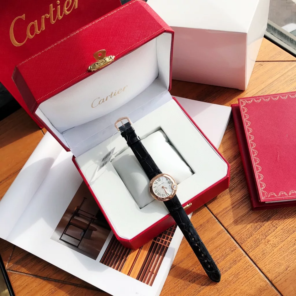 The special Ballon Balnc de Cartier watch is a gilded moment of red luck! A limited edition of special models for the Chinese New Year ‼️The precious timepiece is engraved with a happy time and the sparkling ruby is decorated with warm wishes, 