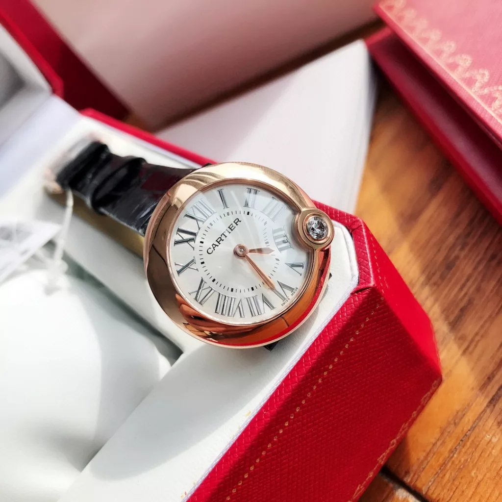 The special Ballon Balnc de Cartier watch is a gilded moment of red luck! A limited edition of special models for the Chinese New Year ‼️The precious timepiece is engraved with a happy time and the sparkling ruby is decorated with warm wishes, 