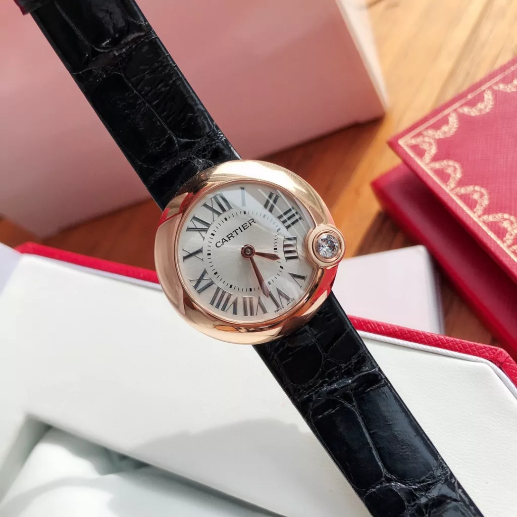 The special Ballon Balnc de Cartier watch is a gilded moment of red luck! A limited edition of special models for the Chinese New Year ‼️The precious timepiece is engraved with a happy time and the sparkling ruby is decorated with warm wishes, 