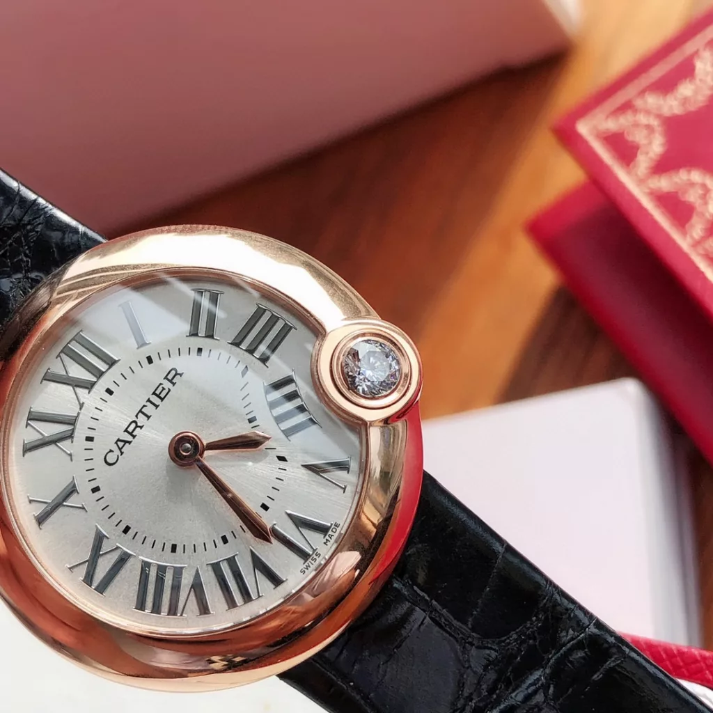 The special Ballon Balnc de Cartier watch is a gilded moment of red luck! A limited edition of special models for the Chinese New Year ‼️The precious timepiece is engraved with a happy time and the sparkling ruby is decorated with warm wishes, 