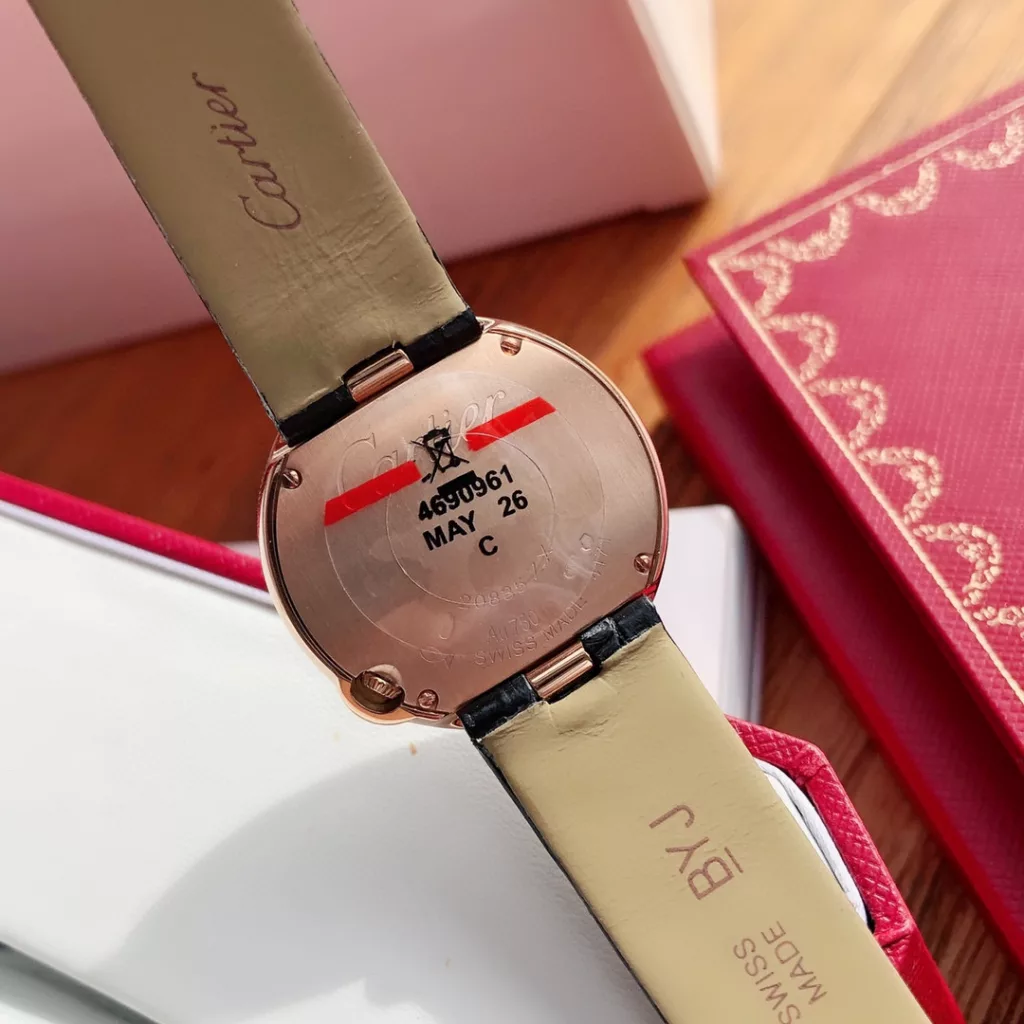 The special Ballon Balnc de Cartier watch is a gilded moment of red luck! A limited edition of special models for the Chinese New Year ‼️The precious timepiece is engraved with a happy time and the sparkling ruby is decorated with warm wishes, 