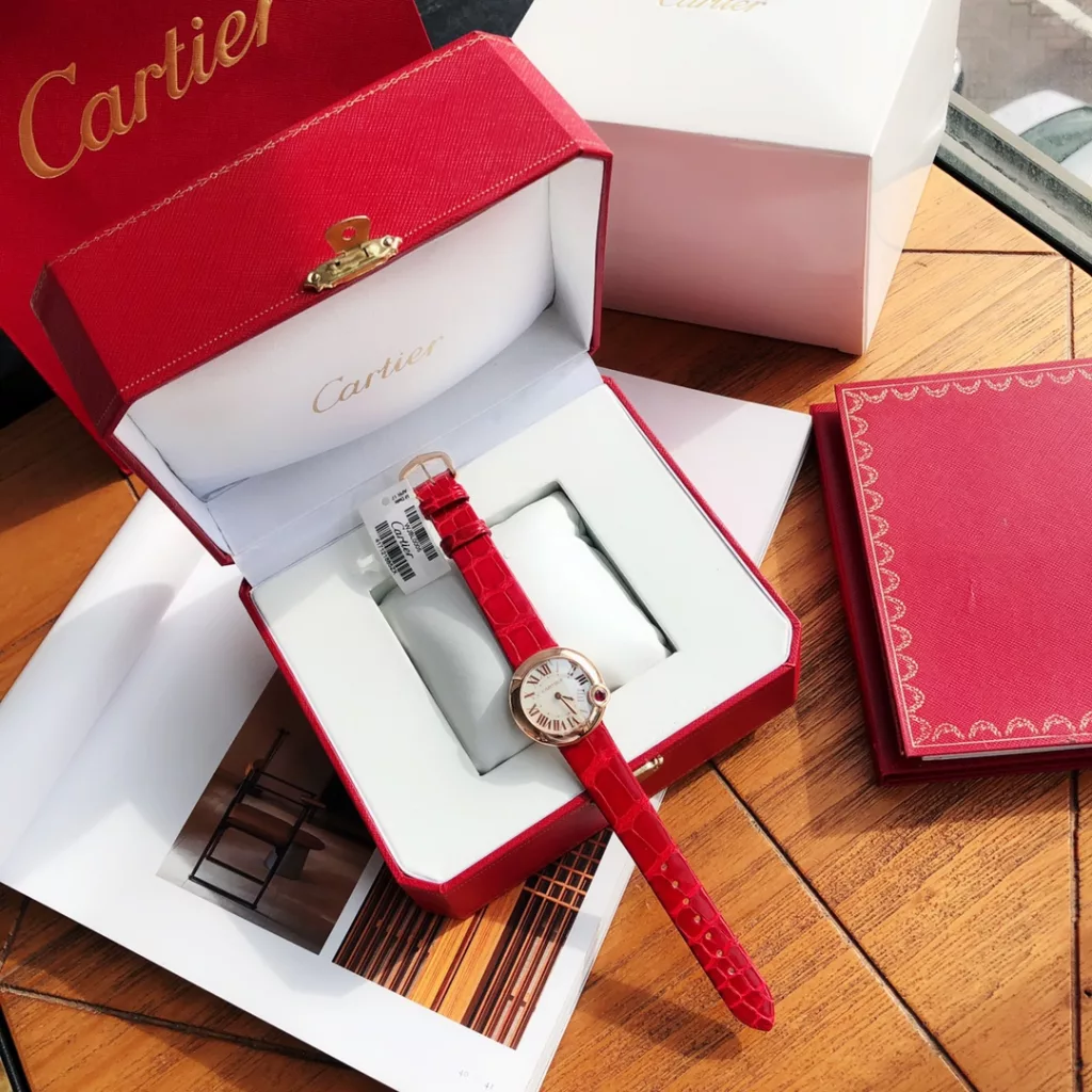 The special Ballon Balnc de Cartier watch is a gilded moment of red luck! A limited edition of special models for the Chinese New Year ‼️ The precious timepiece is engraved with a happy time and the sparkling ruby is decorated with warm wishes, 