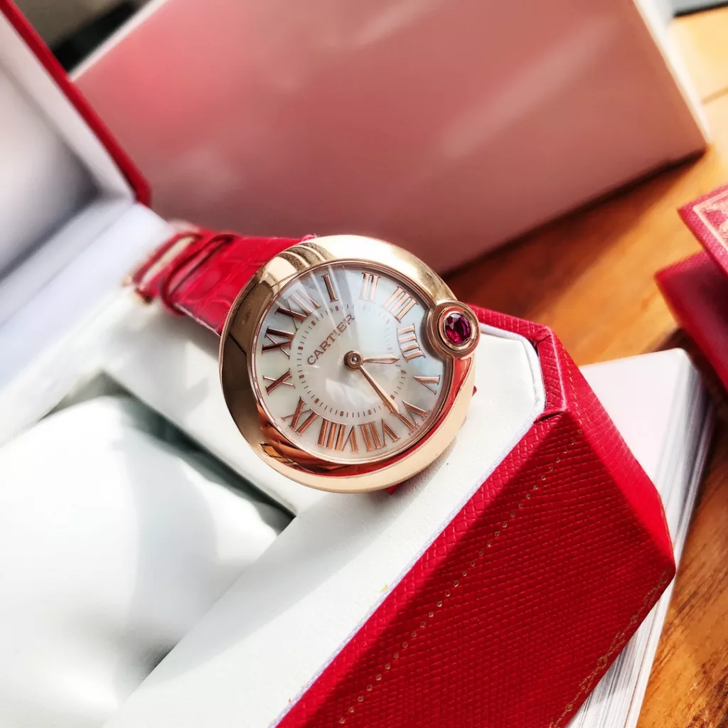 The special Ballon Balnc de Cartier watch is a gilded moment of red luck! A limited edition of special models for the Chinese New Year ‼️ The precious timepiece is engraved with a happy time and the sparkling ruby is decorated with warm wishes, 