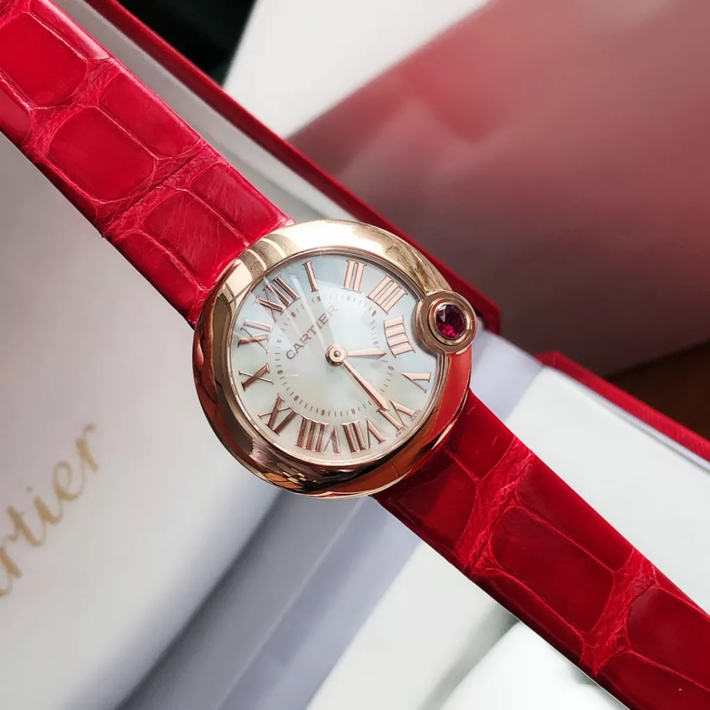 The special Ballon Balnc de Cartier watch is a gilded moment of red luck! A limited edition of special models for the Chinese New Year ‼️ The precious timepiece is engraved with a happy time and the sparkling ruby is decorated with warm wishes, 