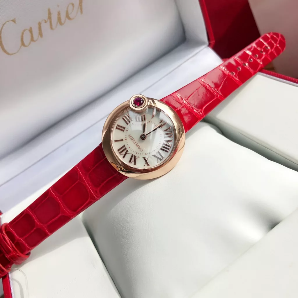 The special Ballon Balnc de Cartier watch is a gilded moment of red luck! A limited edition of special models for the Chinese New Year ‼️ The precious timepiece is engraved with a happy time and the sparkling ruby is decorated with warm wishes, 