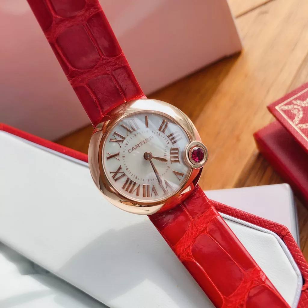 The special Ballon Balnc de Cartier watch is a gilded moment of red luck! A limited edition of special models for the Chinese New Year ‼️ The precious timepiece is engraved with a happy time and the sparkling ruby is decorated with warm wishes, 