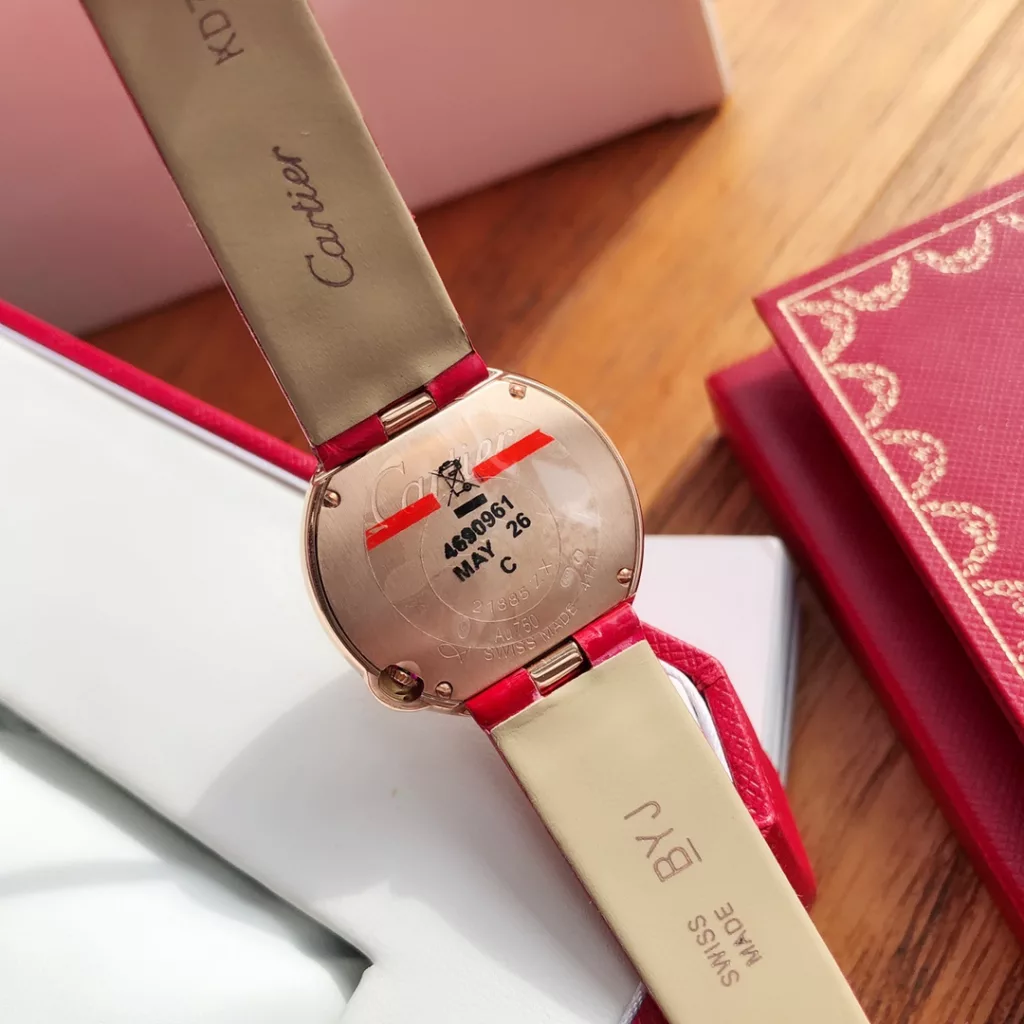 The special Ballon Balnc de Cartier watch is a gilded moment of red luck! A limited edition of special models for the Chinese New Year ‼️ The precious timepiece is engraved with a happy time and the sparkling ruby is decorated with warm wishes, 