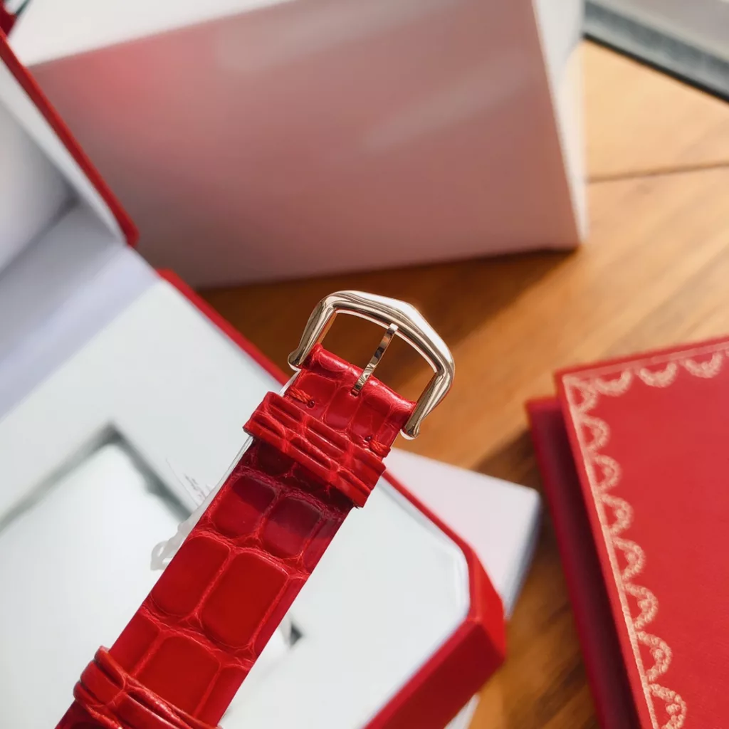 The special Ballon Balnc de Cartier watch is a gilded moment of red luck! A limited edition of special models for the Chinese New Year ‼️ The precious timepiece is engraved with a happy time and the sparkling ruby is decorated with warm wishes, 