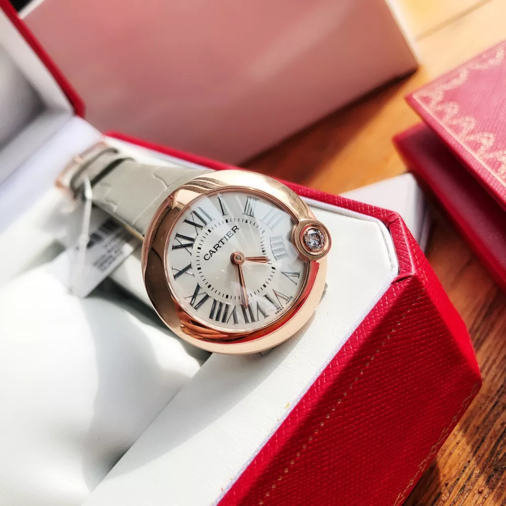 The special Ballon Balnc de Cartier watch is a gilded moment of red luck! With this special limited edition, the precious timepiece is engraved with a happy time and the sparkling ruby is decorated with warm wishes, 