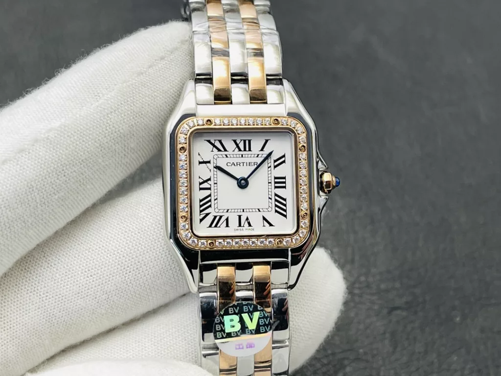 The square double case of the Panthère de Cartier Cheetah gives the watch an elegant and classic look. On the white dial, the Cartier-style hour markers add a touch of brand charm. The blue central hour and minute hands, like two sprites dancing with the time, add a touch of glamour to the watch. As with traditional Cartier watches, the crown is set with a sapphire, the brand's signature, to give the viewer a glimpse of the glamour of the fine watchmaking and jewellery brand Cartier. The crown has a non-slip textured design to facilitate the adjustment of the watch. The crown bridges on either side also provide an additional layer of security. The water resistance of the watch is guaranteed by the WATER RESISTANT engraving on the 18-carat yellow gold case back, beneath the Cartier logo in English. The flexible link bracelet is another highlight of the watch, which is full of light and sparkle, giving it a unique elegance and luxury from top to bottom. Size: small 22MM X 32MM, medium 27X37MM, thickness 6MM. case: 316L stainless steel. Dial: classic silver plated white. Hands: burnished steel blue. Glass: sapphire crystal, strap: 316L steel. Crown: set with blue spinels/diamonds. Movement: Swiss quartz