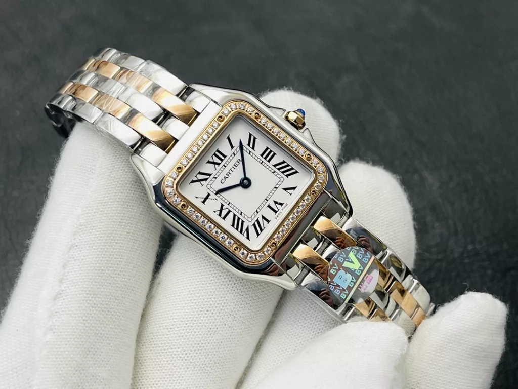 The square double case of the Panthère de Cartier Cheetah gives the watch an elegant and classic look. On the white dial, the Cartier-style hour markers add a touch of brand charm. The blue central hour and minute hands, like two sprites dancing with the time, add a touch of glamour to the watch. As with traditional Cartier watches, the crown is set with a sapphire, the brand's signature, to give the viewer a glimpse of the glamour of the fine watchmaking and jewellery brand Cartier. The crown has a non-slip textured design to facilitate the adjustment of the watch. The crown bridges on either side also provide an additional layer of security. The water resistance of the watch is guaranteed by the WATER RESISTANT engraving on the 18-carat yellow gold case back, beneath the Cartier logo in English. The flexible link bracelet is another highlight of the watch, which is full of light and sparkle, giving it a unique elegance and luxury from top to bottom. Size: small 22MM X 32MM, medium 27X37MM, thickness 6MM. case: 316L stainless steel. Dial: classic silver plated white. Hands: burnished steel blue. Glass: sapphire crystal, strap: 316L steel. Crown: set with blue spinels/diamonds. Movement: Swiss quartz