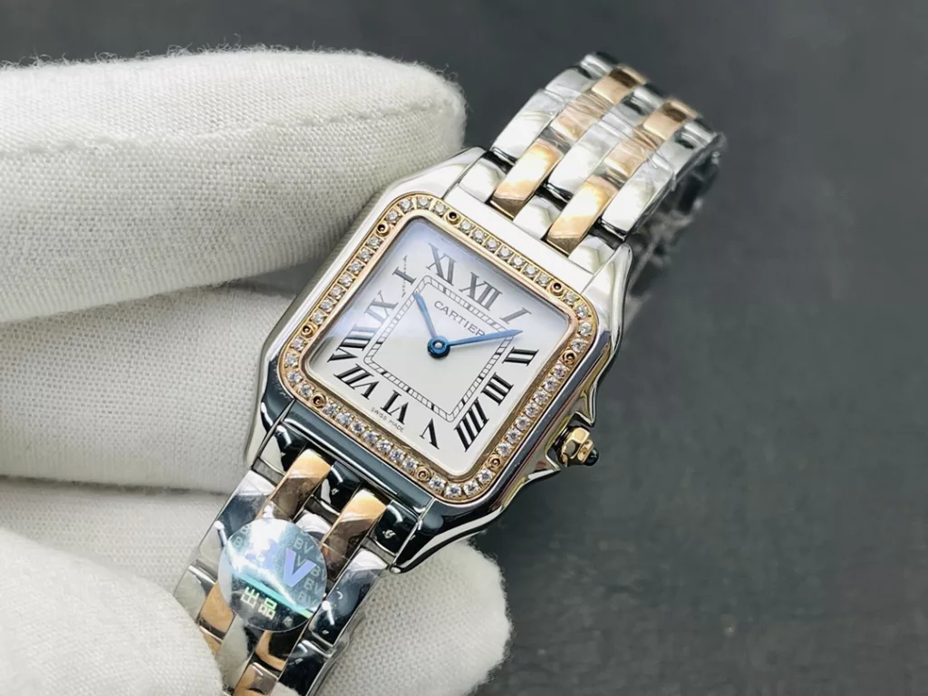 The square double case of the Panthère de Cartier Cheetah gives the watch an elegant and classic look. On the white dial, the Cartier-style hour markers add a touch of brand charm. The blue central hour and minute hands, like two sprites dancing with the time, add a touch of glamour to the watch. As with traditional Cartier watches, the crown is set with a sapphire, the brand's signature, to give the viewer a glimpse of the glamour of the fine watchmaking and jewellery brand Cartier. The crown has a non-slip textured design to facilitate the adjustment of the watch. The crown bridges on either side also provide an additional layer of security. The water resistance of the watch is guaranteed by the WATER RESISTANT engraving on the 18-carat yellow gold case back, beneath the Cartier logo in English. The flexible link bracelet is another highlight of the watch, which is full of light and sparkle, giving it a unique elegance and luxury from top to bottom. Size: small 22MM X 32MM, medium 27X37MM, thickness 6MM. case: 316L stainless steel. Dial: classic silver plated white. Hands: burnished steel blue. Glass: sapphire crystal, strap: 316L steel. Crown: set with blue spinels/diamonds. Movement: Swiss quartz